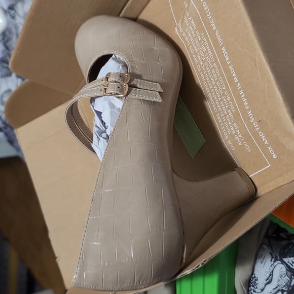 Ladies pupms - Picture 2 of 4